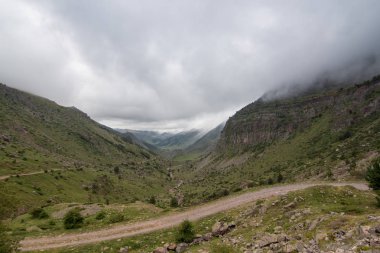 İspanya 'da mavi gökyüzü olan doğal manzara