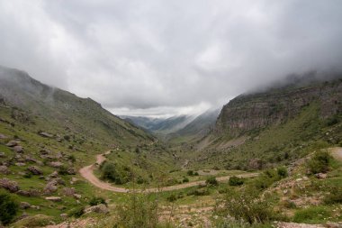 İspanya 'da mavi gökyüzü olan doğal manzara