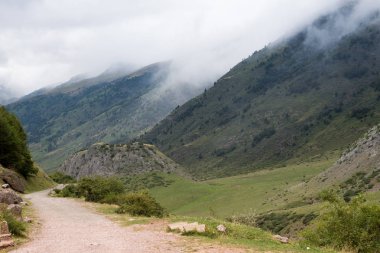 İspanya 'da mavi gökyüzü olan doğal manzara