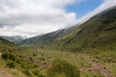 İspanya 'da mavi gökyüzü olan doğal manzara
