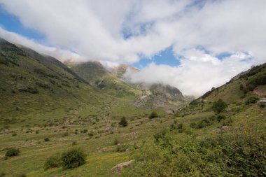 İspanya 'da mavi gökyüzü olan doğal manzara