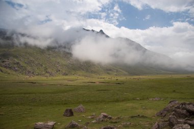 İspanya 'da mavi gökyüzü olan doğal manzara