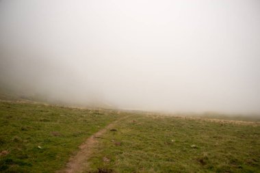 İspanya 'da mavi gökyüzü olan doğal manzara