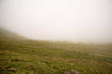 İspanya 'da mavi gökyüzü olan doğal manzara