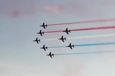 İspanya'da gökyüzünde stunts yapan uçaklar