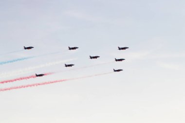 İspanya'da gökyüzünde stunts yapan uçaklar