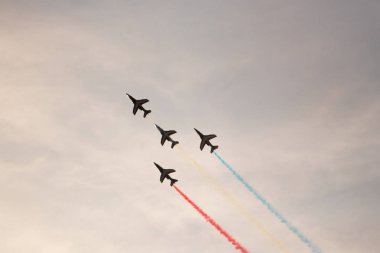 İspanya'da gökyüzünde stunts yapan uçaklar