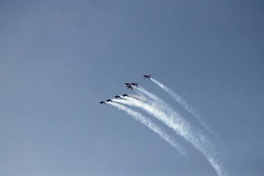 İspanya'da gökyüzünde stunts yapan uçaklar