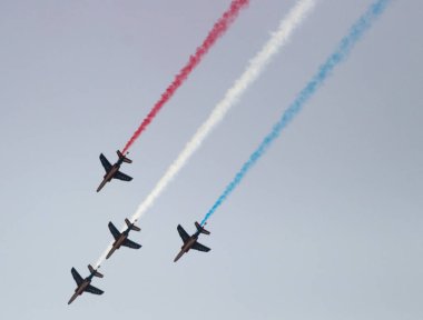 İspanya'da gökyüzünde stunts yapan uçaklar