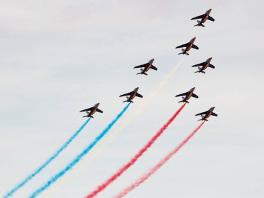 İspanya'da gökyüzünde stunts yapan uçaklar