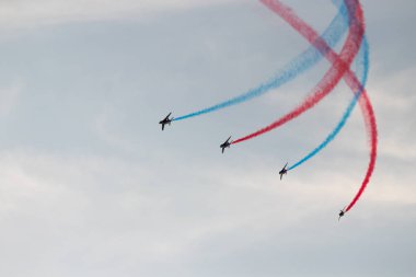 İspanya'da gökyüzünde stunts yapan uçaklar