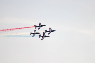 İspanya'da gökyüzünde stunts yapan uçaklar