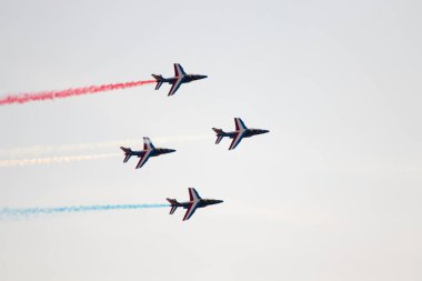 İspanya'da gökyüzünde stunts yapan uçaklar