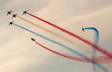 İspanya'da gökyüzünde stunts yapan uçaklar