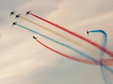 İspanya'da gökyüzünde stunts yapan uçaklar