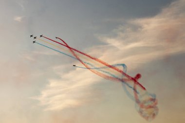 İspanya'da gökyüzünde stunts yapan uçaklar