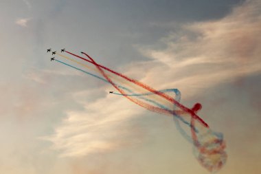 İspanya'da gökyüzünde stunts yapan uçaklar