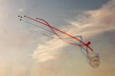 İspanya'da gökyüzünde stunts yapan uçaklar