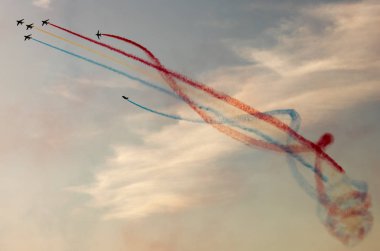 İspanya'da gökyüzünde stunts yapan uçaklar