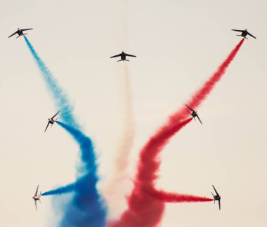 İspanya'da gökyüzünde stunts yapan uçaklar