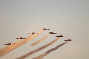 İspanya'da gökyüzünde stunts yapan uçaklar