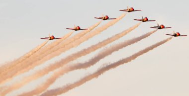 İspanya'da gökyüzünde stunts yapan uçaklar