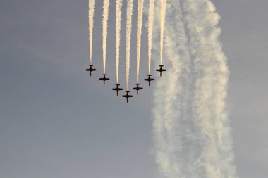 İspanya'da gökyüzünde stunts yapan uçaklar