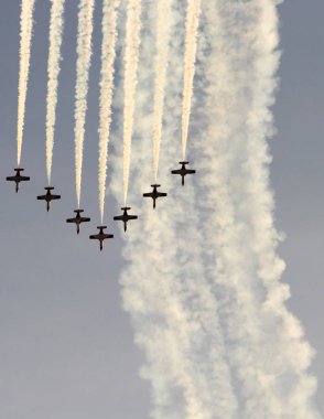 İspanya'da gökyüzünde stunts yapan uçaklar