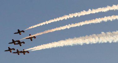 İspanya'da gökyüzünde stunts yapan uçaklar