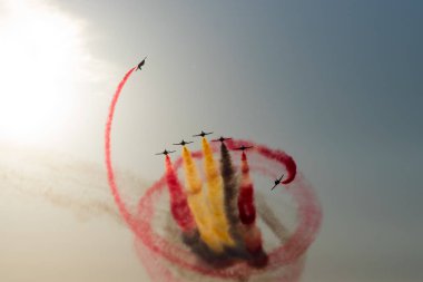 İspanya'da gökyüzünde stunts yapan uçaklar