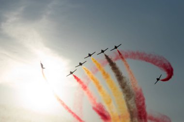 İspanya'da gökyüzünde stunts yapan uçaklar