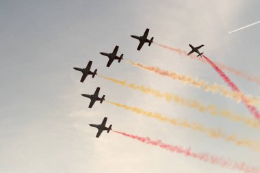 İspanya'da gökyüzünde stunts yapan uçaklar