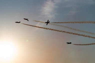 İspanya'da gökyüzünde stunts yapan uçaklar