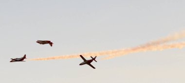 İspanya'da gökyüzünde stunts yapan uçaklar