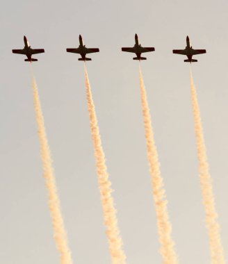 İspanya'da gökyüzünde stunts yapan uçaklar