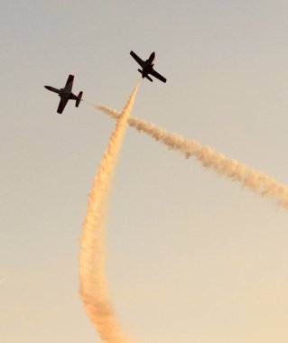 İspanya'da gökyüzünde stunts yapan uçaklar