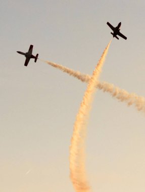 İspanya'da gökyüzünde stunts yapan uçaklar