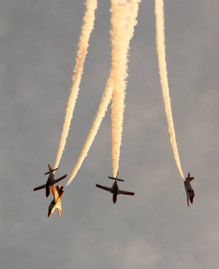 İspanya'da gökyüzünde stunts yapan uçaklar