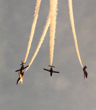 İspanya'da gökyüzünde stunts yapan uçaklar