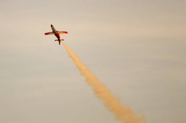 İspanya'da gökyüzünde stunts yapan uçaklar