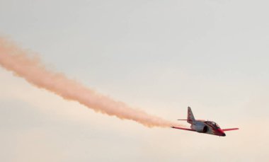 İspanya'da gökyüzünde stunts yapan uçaklar