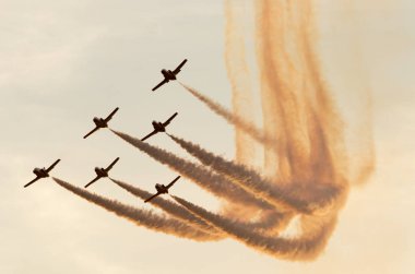 İspanya'da gökyüzünde stunts yapan uçaklar