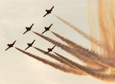 İspanya'da gökyüzünde stunts yapan uçaklar