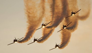 İspanya'da gökyüzünde stunts yapan uçaklar