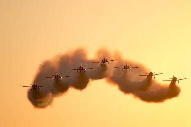 İspanya'da gökyüzünde stunts yapan uçaklar