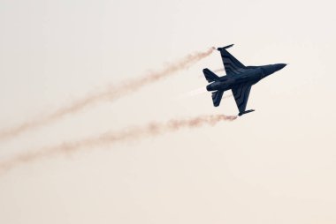 İspanya'da gökyüzünde stunts yapan uçaklar