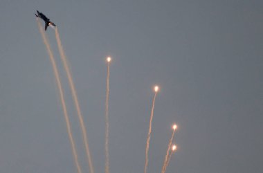 İspanya'da gökyüzünde stunts yapan uçaklar