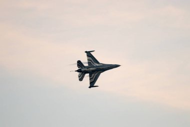 İspanya'da gökyüzünde stunts yapan uçaklar