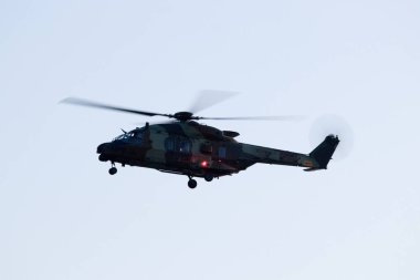 İspanya'da gökyüzünde stunts yapan uçaklar