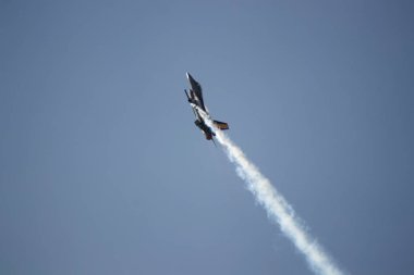 İspanya'da gökyüzünde stunts yapan uçaklar